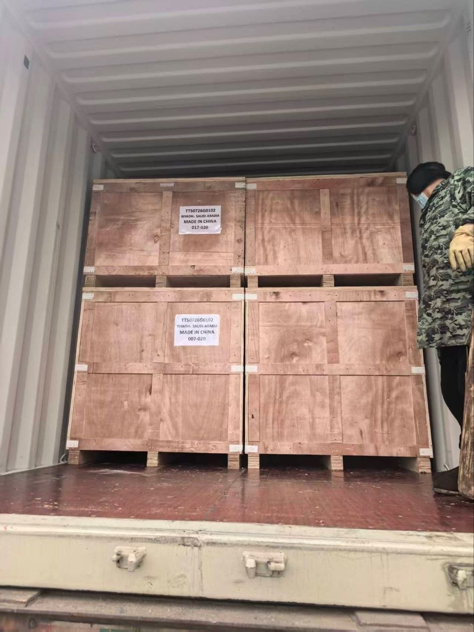 Weight scales and cargo boxes for buy-per-kg shipping solutions